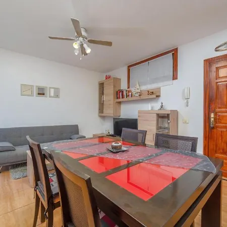 Laura Home, 2 Bedroms Near Airport דירה